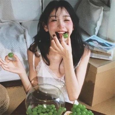 当她换上泳衣